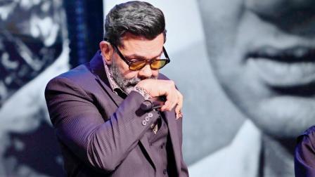 અવૉર્ડ સ્વીકારતી વખતે બૉબી ખૂબ જ ભાવુક થઈ ગયો હતો