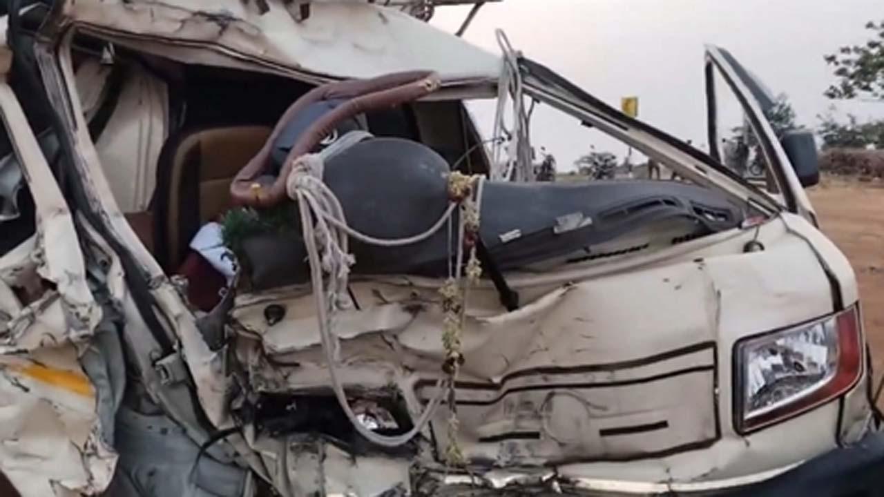 કારનો કચ્ચરઘાણ વળી ગયો હતો તે (તસવીર સૌજન્ય - PTI)