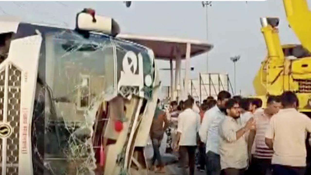 સમૃદ્ધિ એક્સપ્રેસવે પર પલટી ખાઈ ગયેલી બસ.