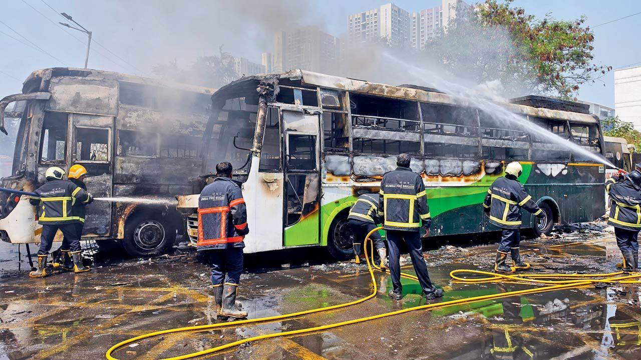 બળી ગયેલી બસ