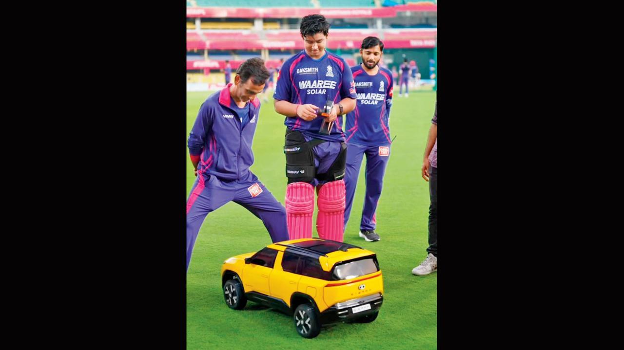 રિમોટ-કન્ટ્રોલથી ચાલતી કાર સાથે રમતા વૈભવ સૂર્યવંશી પાસે માગવામાં આવ્યું...