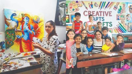 કૃષ્ણનું પેઇન્ટિંગ બનાવ્યું હતું, બાળકો સાથે ક્લાસમાં