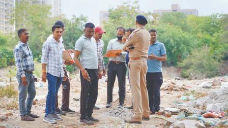 પોલીસ અને FSLની ટીમે નાની દીકરીનો મૃતદેહ જ્યાં દફનાવ્યો હતો ત્યાંથી બહાર કાઢીને તપાસ હાથ ધરી હતી. તસવીર : જનક પટેલ. 