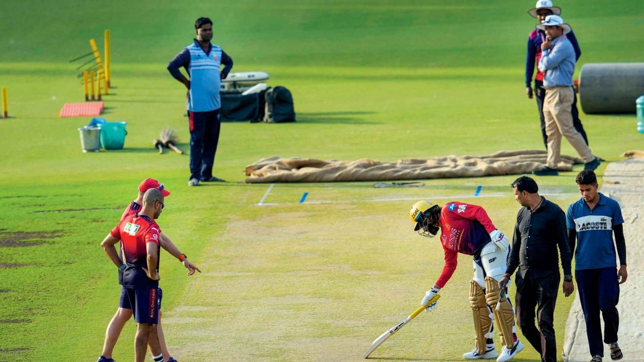 કૅપ્ટન રજત પાટીદાર અને ટીમના અન્ય સભ્યો દિલ્હીની પિચની તપાસ કરતા જોવા મળ્યા.