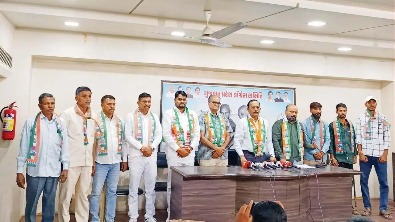 અમદાવાદમાં આવેલા કૉન્ગ્રેસના કાર્યાલયમાં દાહોદ જિલ્લાના BJPના આગેવાનો કૉન્ગ્રેસનો ખેસ ધારણ કરીને પક્ષમાં જોડાયા હતા.