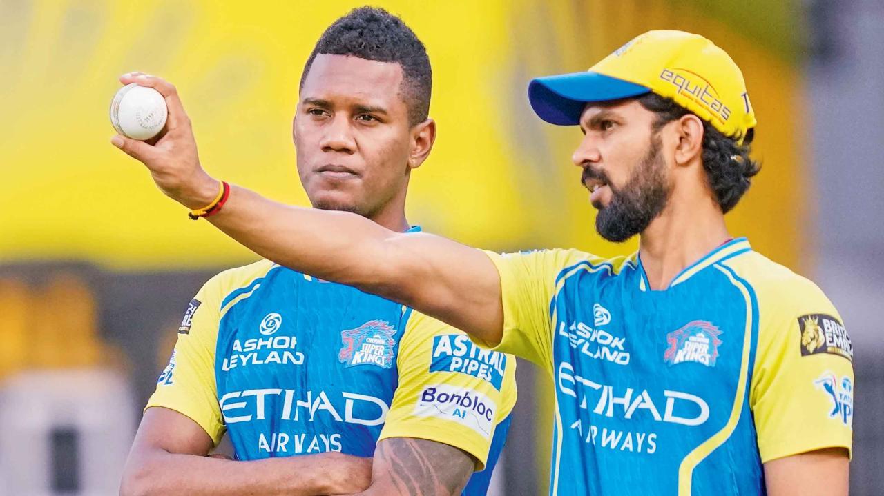 ચેપૉકમાં પ્રૅક્ટિસ-સેશન દરમ્યાન સ્પિનર અકીલ હુસેન સાથે ચર્ચા કરતો કૅપ્ટન ઋતુરાજ ગાયકવાડ.