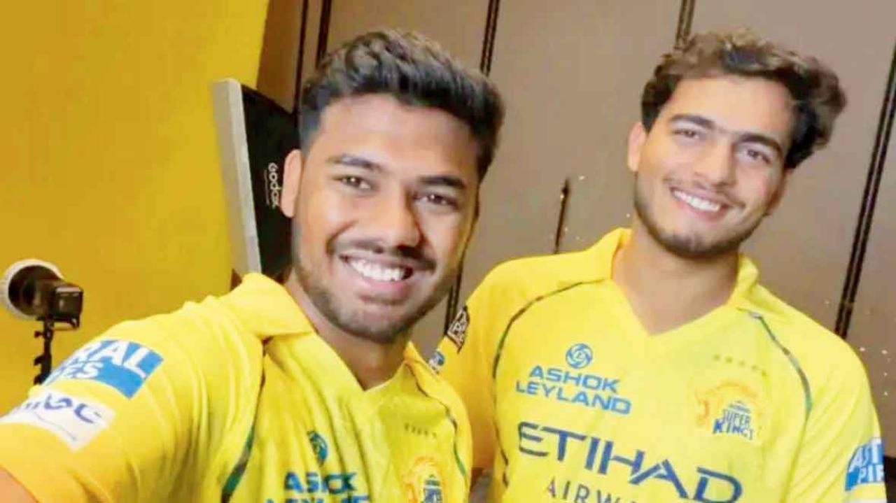 ડાબેથી કાર્તિક શર્મા અને સાથે પ્રશાંત વીર.