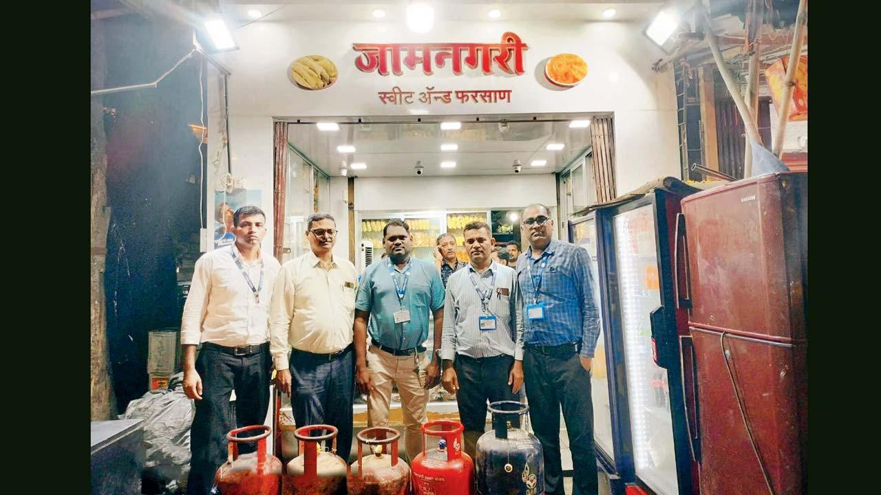 રૅશનિંગ અધિકારીઓએ જપ્ત કરેલાં સિલિન્ડરો.