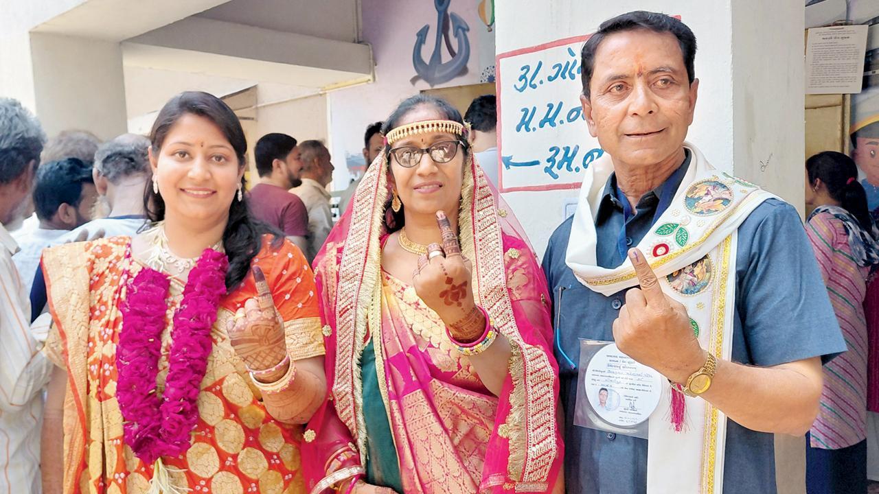 મતદાન કરીને બહાર આવેલાં દીકરી ફેની, માતા જ્યોતિ અને પિતા ઉદય પટેલ