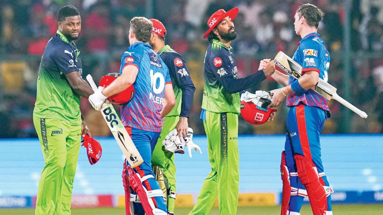 મૅચ પછી દિલ્હીના ટ્રિસ્ટન સ્ટબ્સ અને ડેવિડ મિલરને અભિનંદન આપતા બૅન્ગલોરના ખેલાડીઓ.