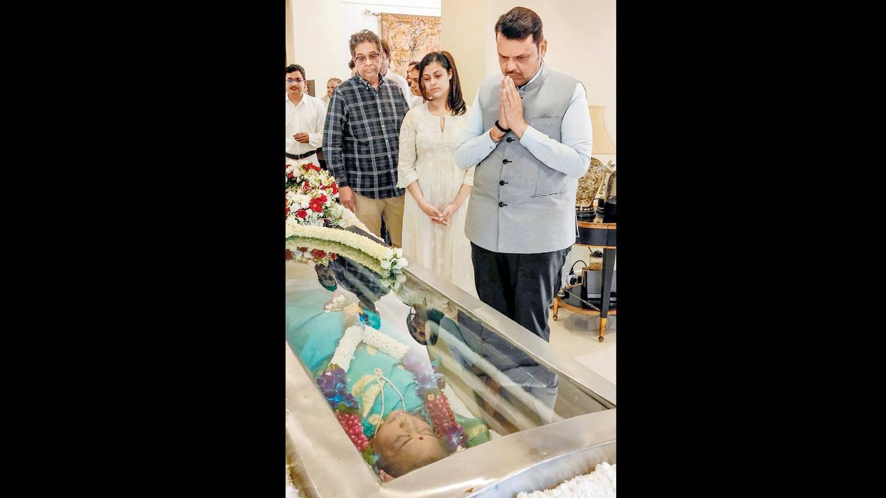 ગઈ કાલે બ્રીચ કૅન્ડી હૉસ્પિટલમાંથી લેજન્ડરી સિંગર આશા ભોસલેનો પાર્થિવ દેહ લોઅર પરેલ ખાતેના તેમના ઘરે પહોંચ્યો ત્યારે મુખ્ય પ્રધાન દેવેન્દ્ર ફડણવીસે તેમને ફૂલ ચડાવીને શ્રદ્ધાંજલિ અર્પી હતી