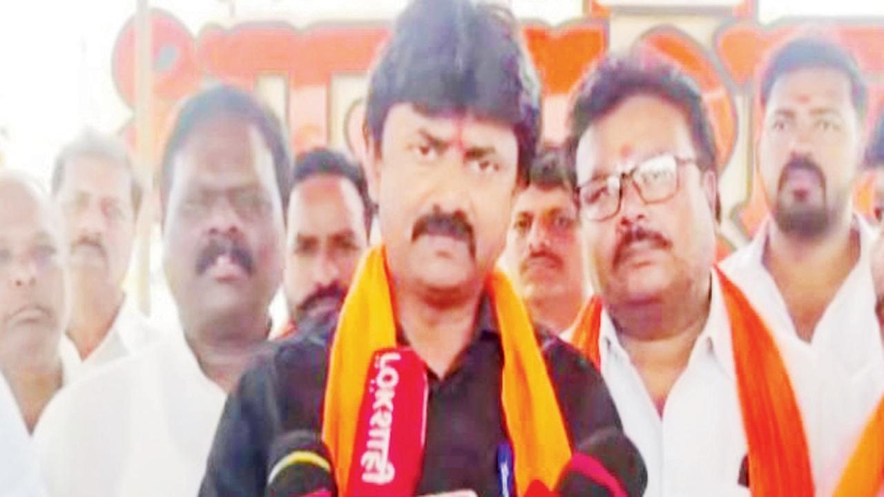 ધારાશિવમાં સ્વરાજ્ય સંઘટનાના કાર્યકરોએ ‘કોણ હોતા શિવાજી’ પુસ્તકનું જાહેરમાં પઠન કરીને બાગેશ્વરબાબા સામે વિરોધ નોંધાવ્યો હતો