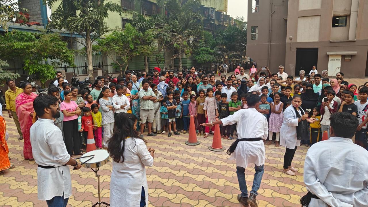 શેરી નાટકો (નુક્કડ નાટક) અને પોસ્ટર ઝુંબેશ જેવા માધ્યમોનો ઉપયોગ રહેવાસીઓમાં જાગૃતિ ફેલાવવા માટે કરવામાં આવી રહ્યો છે.