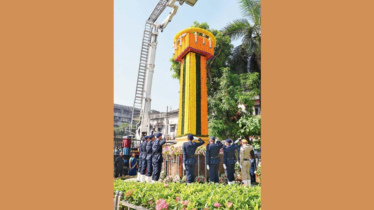 ભાયખલાસ્થિત ફાયર-બ્રિગેડ હેડક્વૉર્ટર ખાતે શહીદ ફાયર-ફાઇટર્સને સલામી આપવામાં આવી હતી.