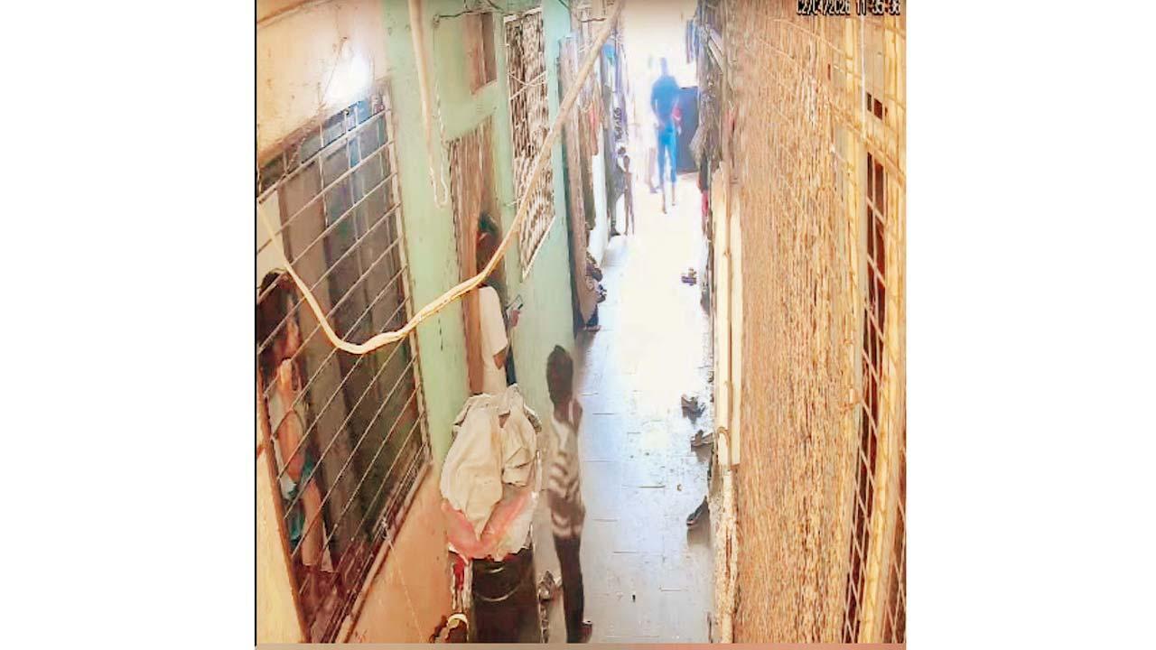 મુંબ્રામાં થયેલી ફાયરિંગની ઘટના ચાલમાં લગાડેલા CCTV કૅમેરામાં ઝિલાઈ ગઈ હતી જેમાં આરોપી પૅન્ટમાં પાછળ ખોસેલી ગન કાઢતો અને ફાયરિંગ કરતો દેખાય છે.