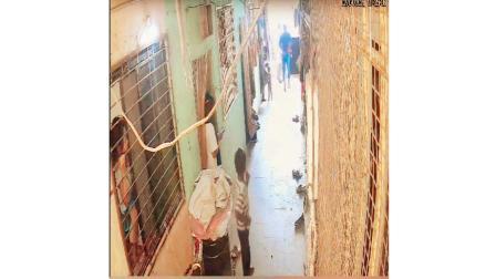 મુંબ્રામાં થયેલી ફાયરિંગની ઘટના ચાલમાં લગાડેલા CCTV કૅમેરામાં ઝિલાઈ ગઈ હતી જેમાં આરોપી પૅન્ટમાં પાછળ ખોસેલી ગન કાઢતો અને ફાયરિંગ કરતો દેખાય છે.