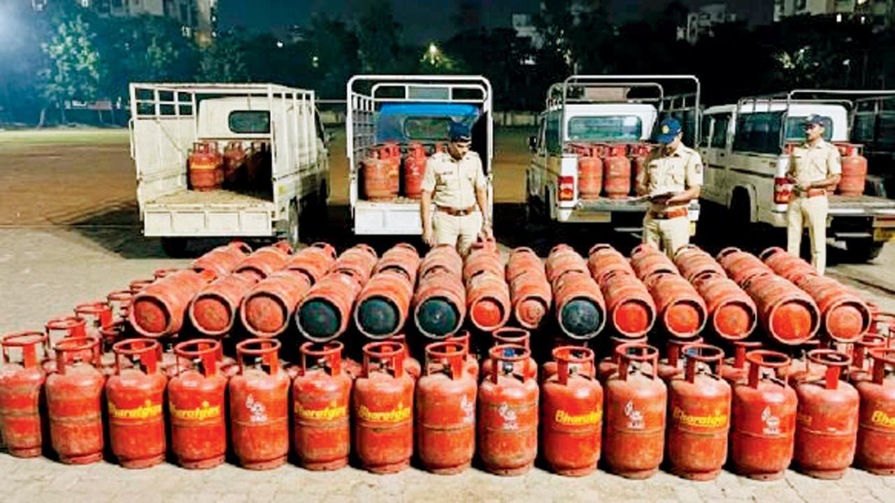 વાશી પોલીસે આરોપી પાસેથી જપ્ત કરેલાં ગૅસ-સિલિન્ડર
