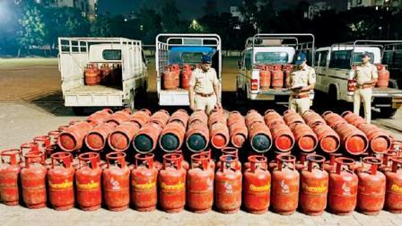 વાશી પોલીસે આરોપી પાસેથી જપ્ત કરેલાં ગૅસ-સિલિન્ડર