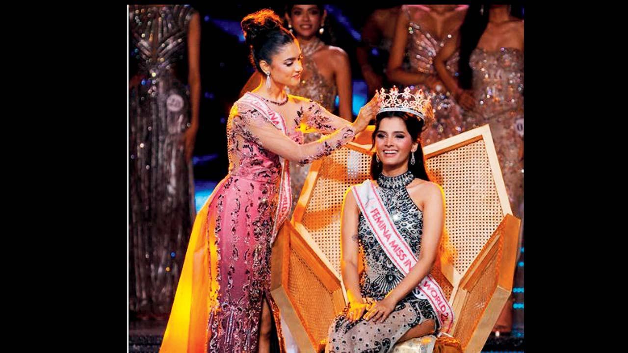 ગયા વખતની મિસ ઇન્ડિયા નિકિતા પોરવાલે સાધ્વી સૈલને વિનરનો તાજ પહેરાવ્યો હતો.