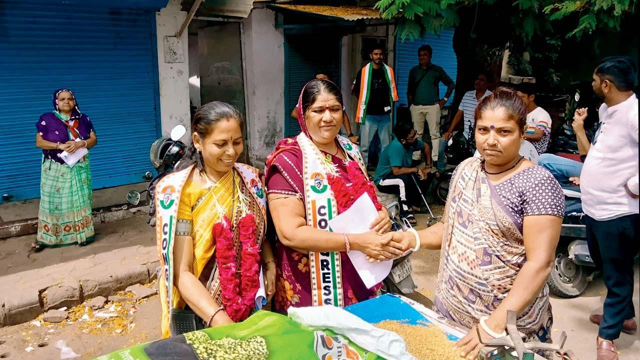 ચૂંટણીમાં પ્રચાર કરી રહેલાં આશા દંતાણી. તસવીરો : જનક પટેલ