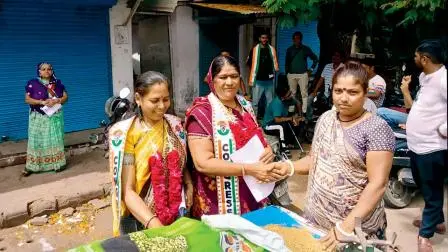 ચૂંટણીમાં પ્રચાર કરી રહેલાં આશા દંતાણી. તસવીરો : જનક પટેલ