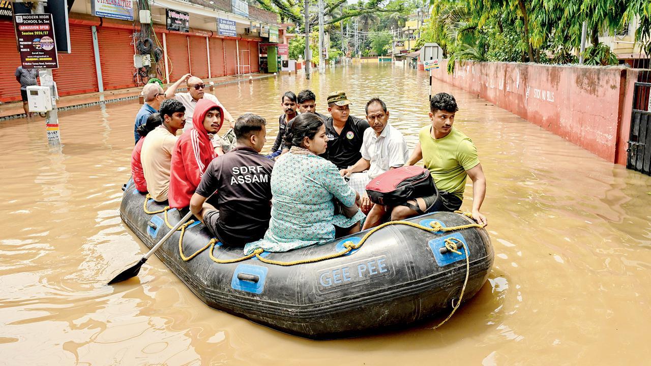ગઈ કાલે ગુવાહાટીમાં સ્ટેટ ડિઝૅસ્ટર રિસ્પૉન્સ ફોર્સે લોકોને સલામત સ્થળે પહોંચાડ્યા હતા