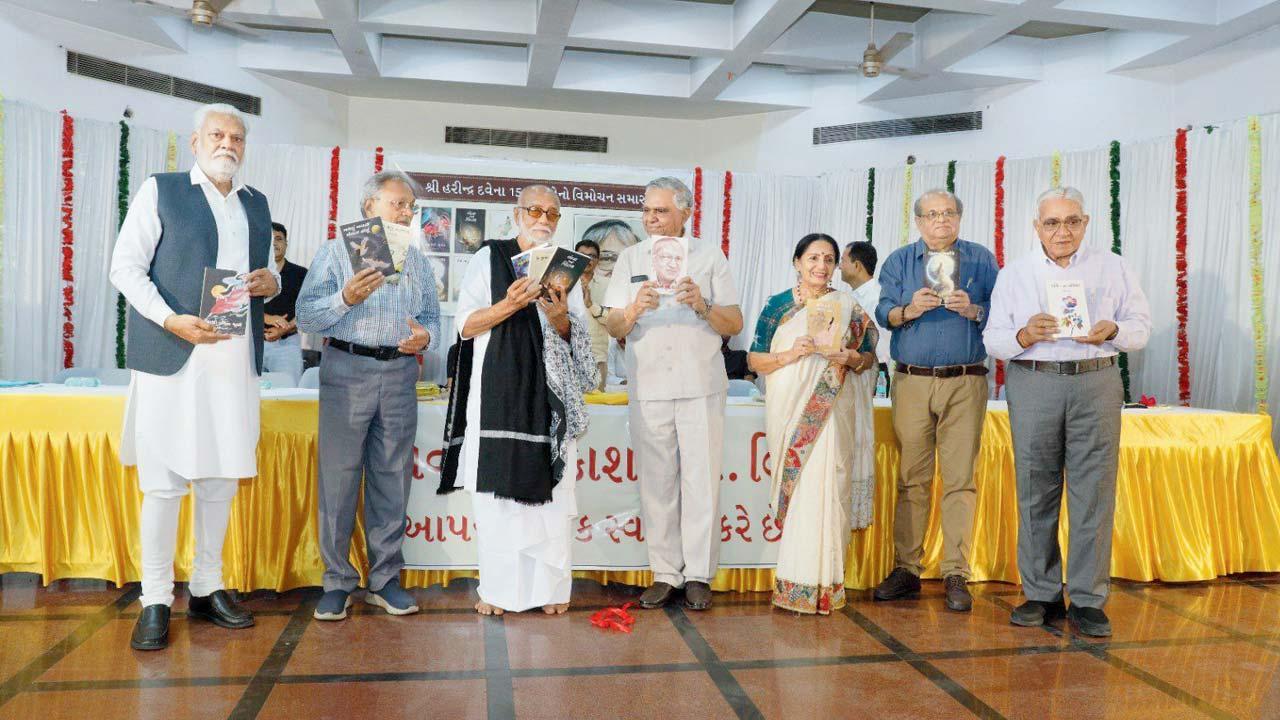 આ વિમોચન સમારંભ દરમ્યાન હરીન્દ્ર દવેનાં ૧૩ તદ્દન નવાં (પ્રથમ આવૃત્તિ) અને બે અપ્રાપ્ય પુસ્તકોના પુનઃ મુદ્રણનું વિમોચન પૂજ્ય મોરારીબાપુ દ્વારા કરવામાં આવ્યું હતું