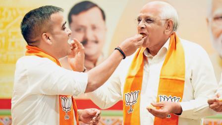 ગુજરાતના મુખ્ય પ્રધાન ભૂપેન્દ્ર પટેલ અને નાયબ મુખ્ય પ્રધાન હર્ષ સંઘવીએ એકબીજાનાં મોં મીઠાં કરાવીને જીતની ખુશી વ્યક્ત કરી હતી