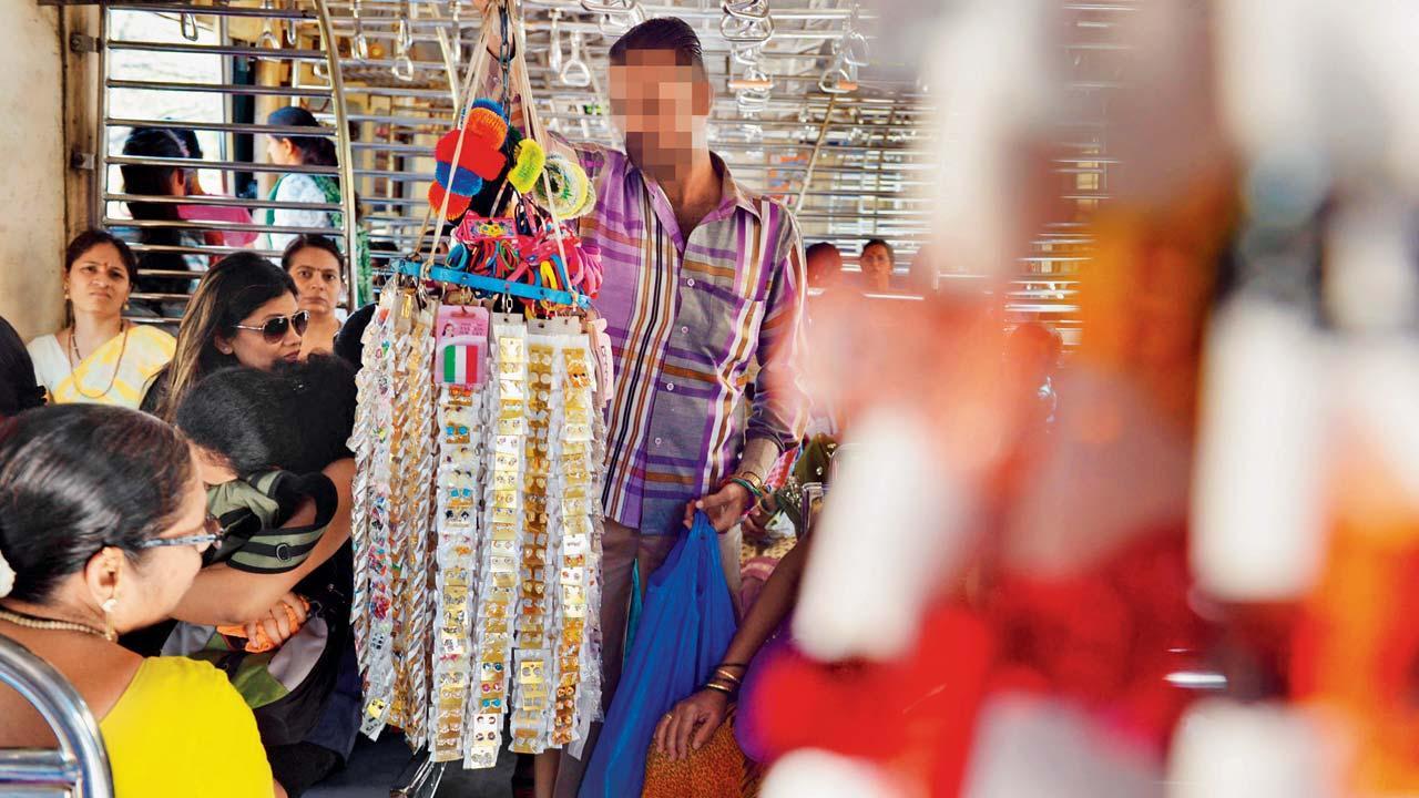 ડબ્બામાં ચડીને ખાવા-પીવાની વસ્તુઓ વેચતા કે પછી નાનીમોટી ફેરી કરતા ફેરિયા