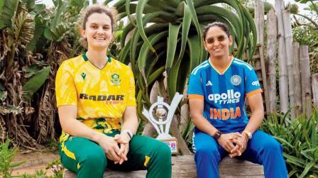T20 સિરીઝની ટ્રોફી સાથે સાઉથ આફ્રિકન કૅપ્ટન લૉરા વૉલ્વાર્ટ અને ભારતીય કૅપ્ટન હરમનપ્રીત કૌર.