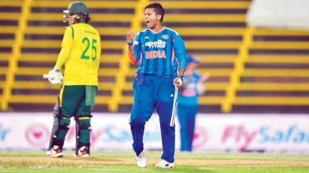 બૉલ અને બૅટથી શાનદાર પ્રદર્શન કરીને ચોથી મૅચમાં પ્લેયર ઑફ ધ મૅચ બની હતી દીપ્તિ શર્મા.