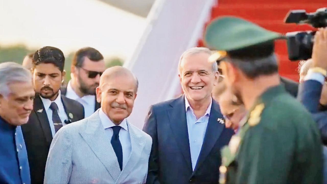 ઈરાનના વિદેશપ્રધાન અબ્બાસ અરાગચી ડેલિગેશન સાથે ગઈ કાલે સાંજે ઇસ્લામાબાદ પહોંચ્યા ત્યારે પાકિસ્તાની વડા પ્રધાન શાહબાઝ શરીફે તેમને આવકાર્યા હતા