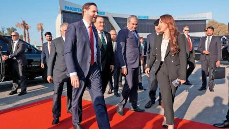 નિષ્ફળ વાટાઘાટો બાદ ગઈ કાલે ઇસ્લામાબાદથી પાછા જઈ રહેલા અમેરિકાના વાઇસ-પ્રેસિડન્ટ જે. ડી. વૅન્સને વિદાય આપી રહેલા પાકિસ્તાના ઍર ફીલ્ડ માર્શલ આસિમ મુનીર અને ગૃહપ્રધાન મોહસિન નકવી.