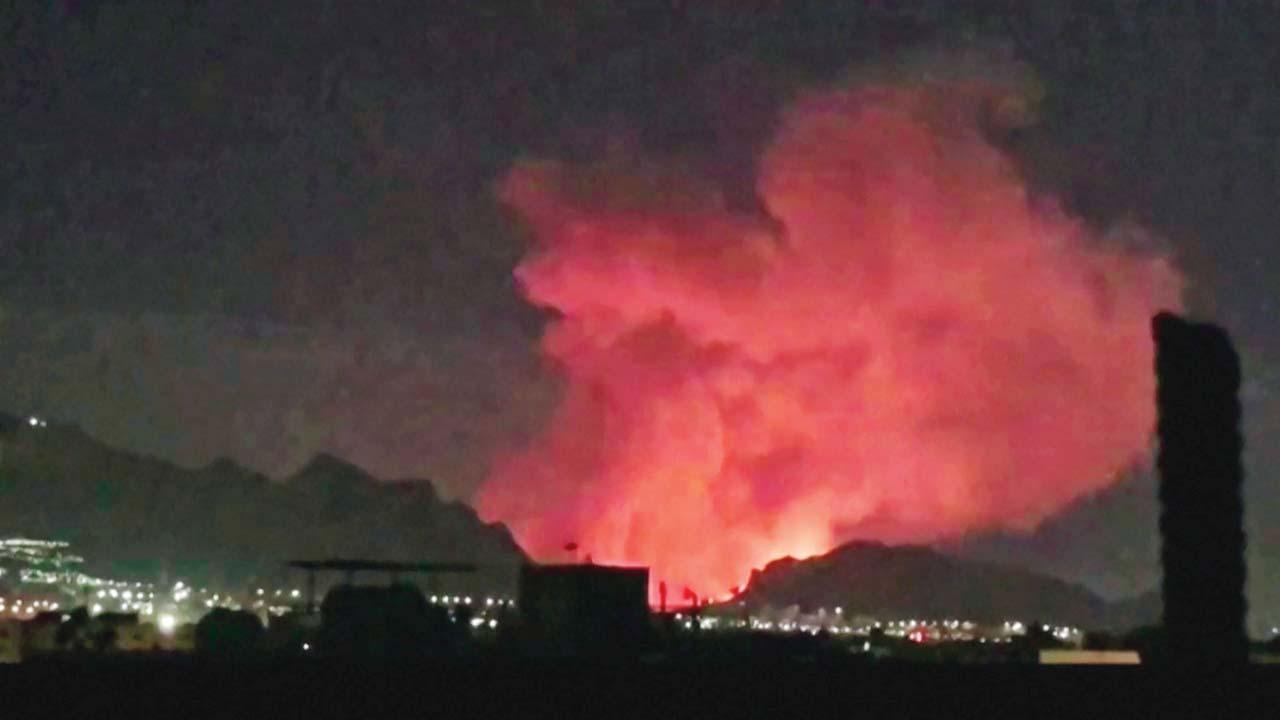 ગઈ કાલે ઈરાનના ઇસ્ફહાનમાં ફેંકેલા બન્કર બૉમ્બ પછી ઊઠેલી જ્વાળાઓ.