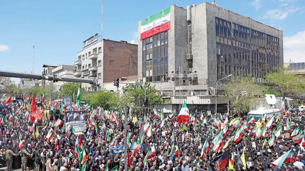 યુદ્ધવિરામ પછી ગુરુવારે ઈરાનમાં સુપ્રીમ લીડર આયાતોલ્લા અલી ખામેનેઈના મૃત્યુની યાદમાં હજારો ઈરાનીઓએ સ્મરણાંજલિ આપતી રૅલી કાઢી હતી.