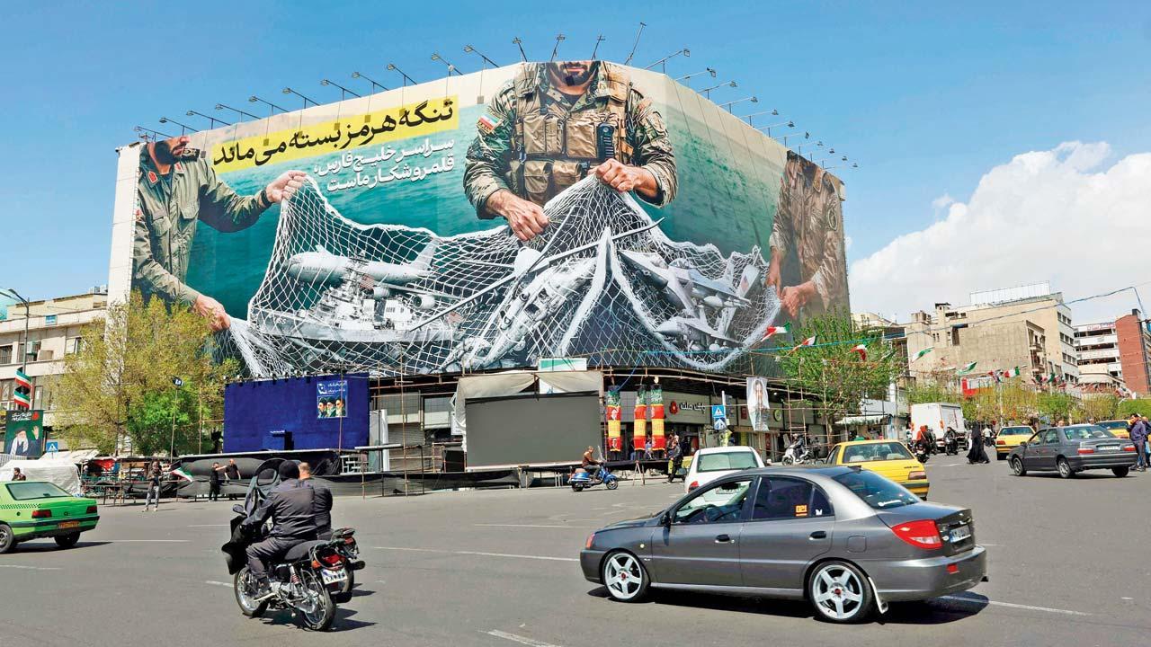 તેહરાનના એક મહત્ત્વના ક્રૉસ રોડ પર ‘સ્ટ્રેટ ઑફ હોર્મુઝ બંધ જ રહેશે’ એવું લખેલું જાયન્ટ હોર્ડિંગ મૂકવામાં આવ્યું છે.