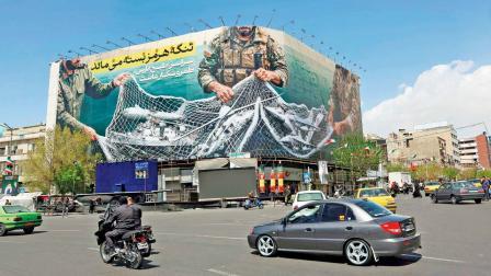 તેહરાનના એક મહત્ત્વના ક્રૉસ રોડ પર ‘સ્ટ્રેટ ઑફ હોર્મુઝ બંધ જ રહેશે’ એવું લખેલું જાયન્ટ હોર્ડિંગ મૂકવામાં આવ્યું છે.