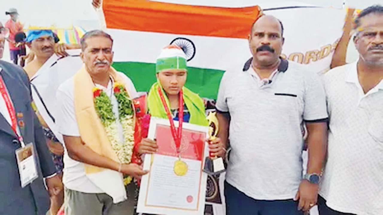 ઈશ્વરી સંપૂર્ણપણે જોઈ ન શકતી હોવા છતાં આ સાહસ ખેડનારી વિશ્વની પ્રથમ સ્વિમર બની ગઈ છે.