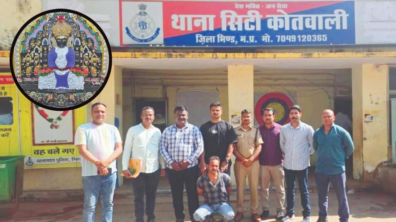 લાલબાગના દેરાસરમાંથી પોણાબે કરોડ રૂપિયાનાં ભગવાનનાં આભૂષણો ચોરી ગયેલો જિતેન્દ્ર મધ્ય પ્રદેશના ભીંડ જિલ્લા પોલીસ-સ્ટેશનમાં મુંબઈ પોલીસ સાથે.