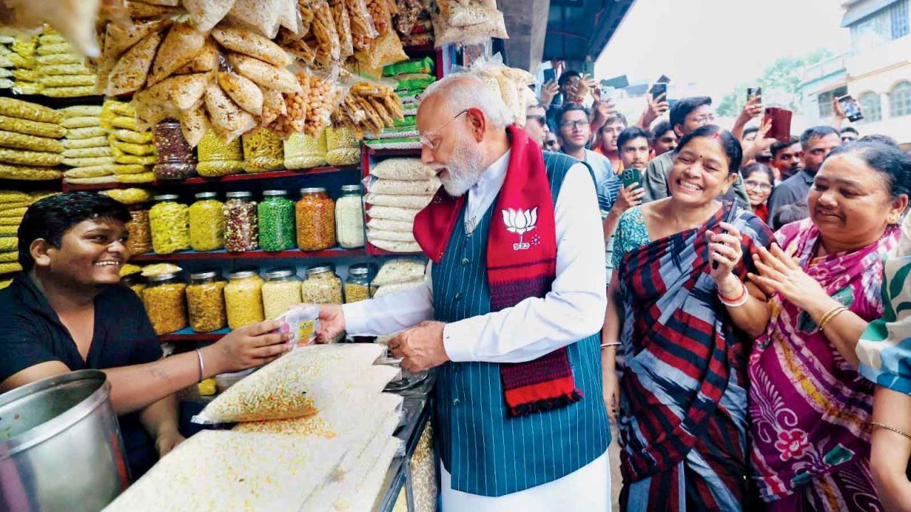 બિક્રમ સાહુ નામના વેપારી પાસેથી નરેન્દ્ર મોદીએ ઝાલમુરી ખરીદી હતી અને આસપાસ ઊભેલા લોકોની સાથે વહેંચીને ખાધી હતી. 