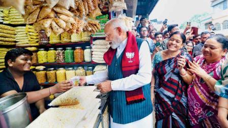 બિક્રમ સાહુ નામના વેપારી પાસેથી નરેન્દ્ર મોદીએ ઝાલમુરી ખરીદી હતી અને આસપાસ ઊભેલા લોકોની સાથે વહેંચીને ખાધી હતી. 