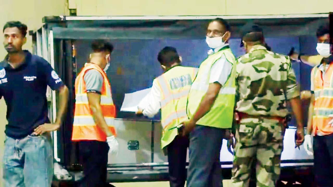 મૃતદેહોને મંગળવારે મોડી રાત્રે એક ખાસ ફ્લાઇટમાં કોચી આંતરરાષ્ટ્રીય ઍરપોર્ટ પર લાવવામાં આવ્યા હતા