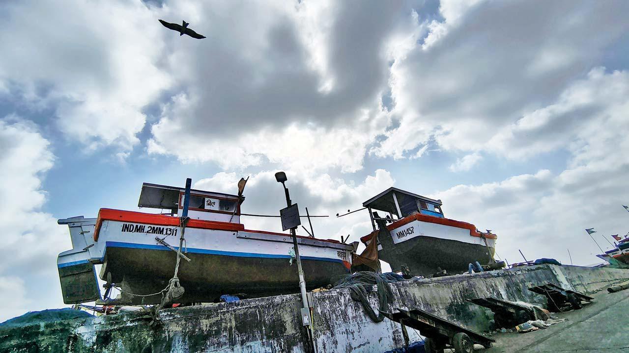 ગઈ કાલે ખાર દાંડામાં ઘેરાયેલાં  કાળાં વાદળો.  તસવીર: શાદાબ ખાન