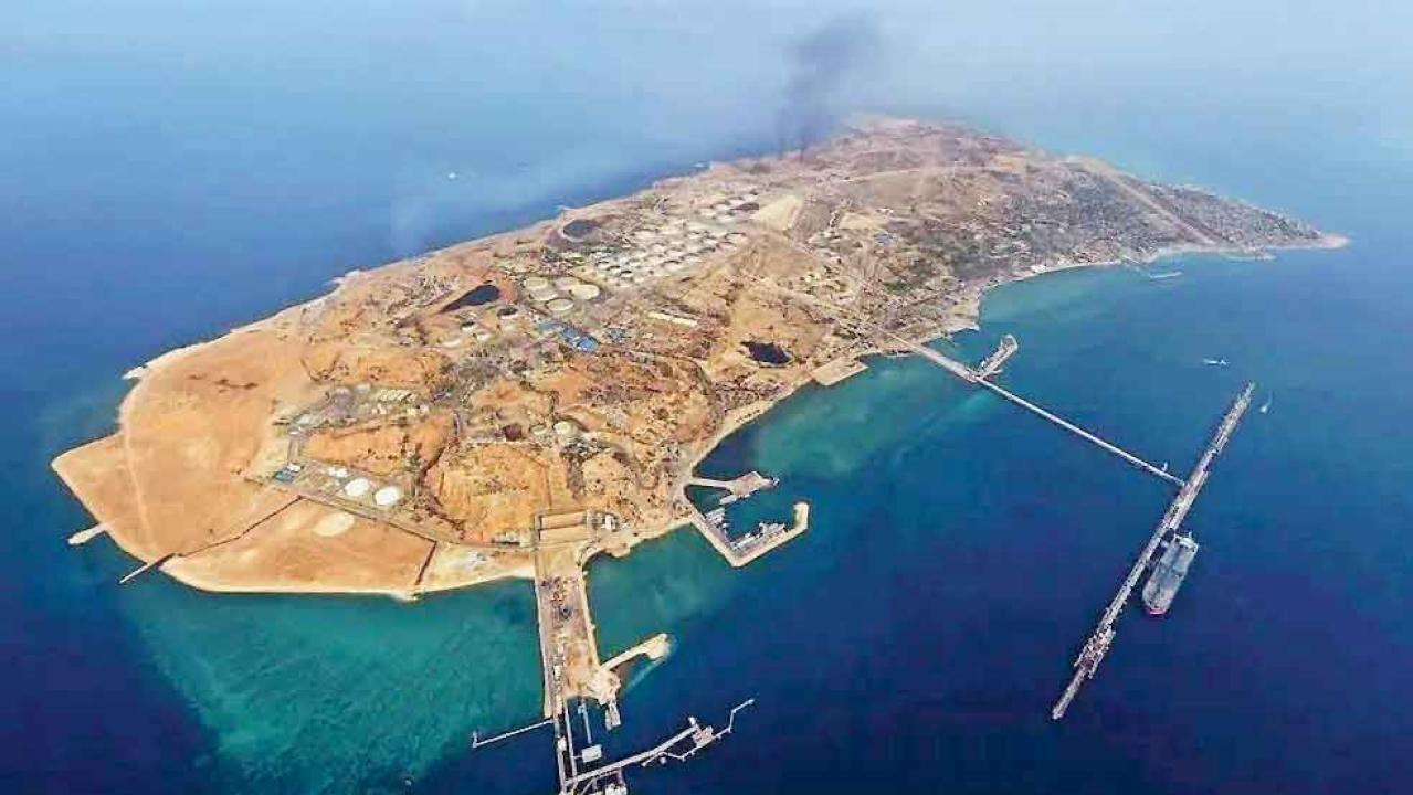 ખાર્ગ આઇલૅન્ડ પર ઑઇલ ટ્રાન્સપોર્ટેશન માટેની જાયન્ટ ફૅસિલિટી.