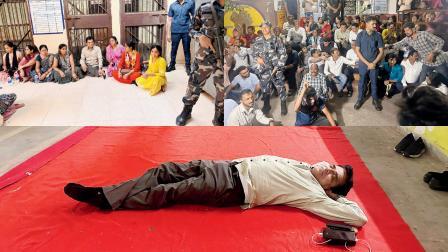 ઘાટકોપર પોલીસ-સ્ટેશનની બહાર અને અંદર આંદોલન પર બેઠેલા કિરીટ સોમૈયા (ઉપર), ઘાટકોપર પોલીસ સ્ટેશનમાં ઊંઘ કાઢતા કિરીટ સોમૈયા (નીચે)