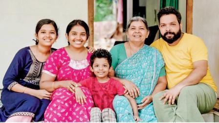 KL BRO Biju Rithvik નામની યુટ્યુબ ચૅનલ ચલાવતો બિજુ તેની પત્ની કવિતા, કાત્યાયની અમ્મા અને દીકરા રિત્વિક સાથે. 