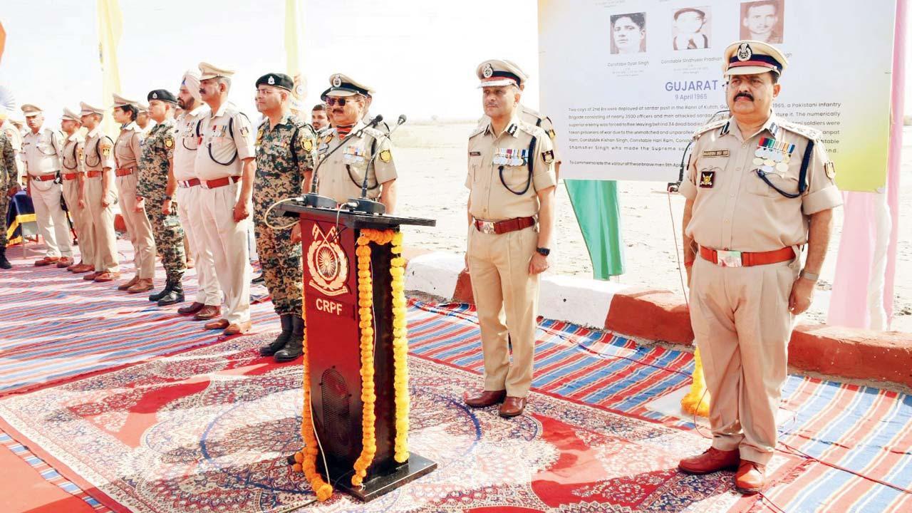 CRPF, BSF અને પોલીસના અધિકારીઓ હાજર રહ્યા હતા અને શહીદોને શ્રદ્ધાંજલિ આપી હતી.