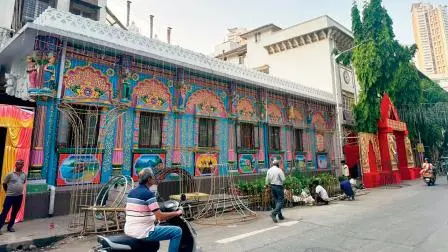 દેરાસરની ૧૦૦ વર્ષ જૂની બાંધણી અને દેરાસરની ભીંતો અને ગુંબજમાં રાજસ્થાની શૈલીનું ચિત્રકામ અલગ ભાત પાડે છે