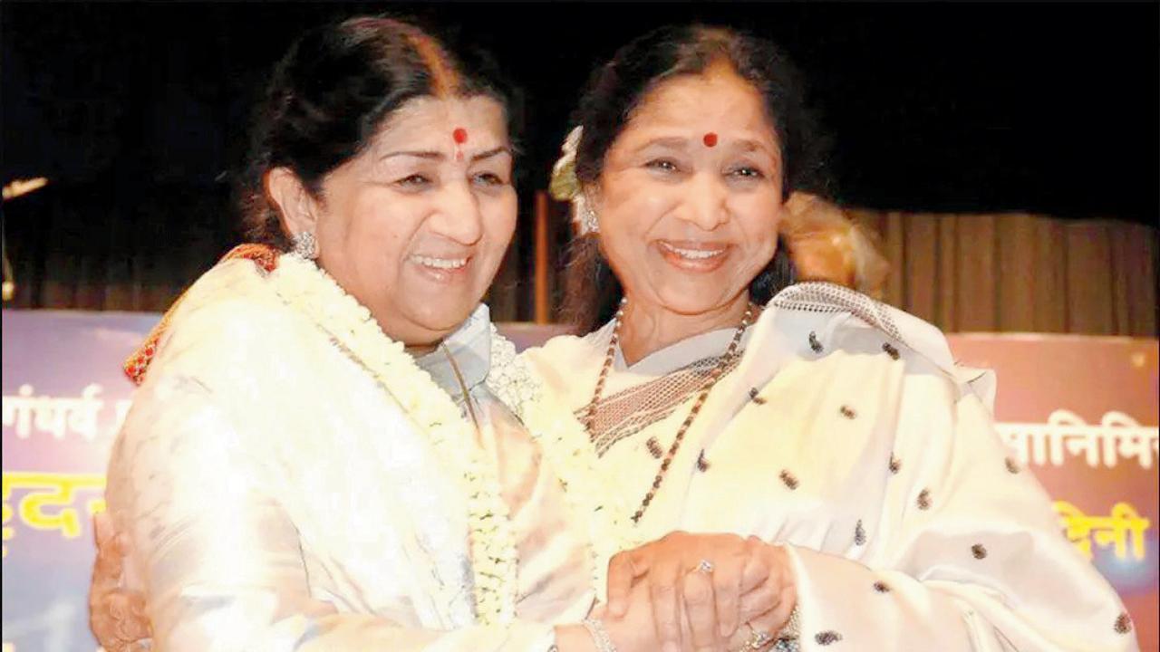 મંગેશકર પરિવારમાં જન્મેલી આ બન્ને બહેનોના જીવનમાં બાળપણથી જ સંગીત વણાયેલું હતું
