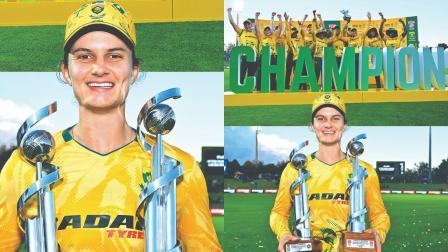 T20 સિરીઝ અને પ્લેયર ઑફ ધ સિરીઝની ટ્રોફી સાથે લૉરા વૉલ્વાર્ટ